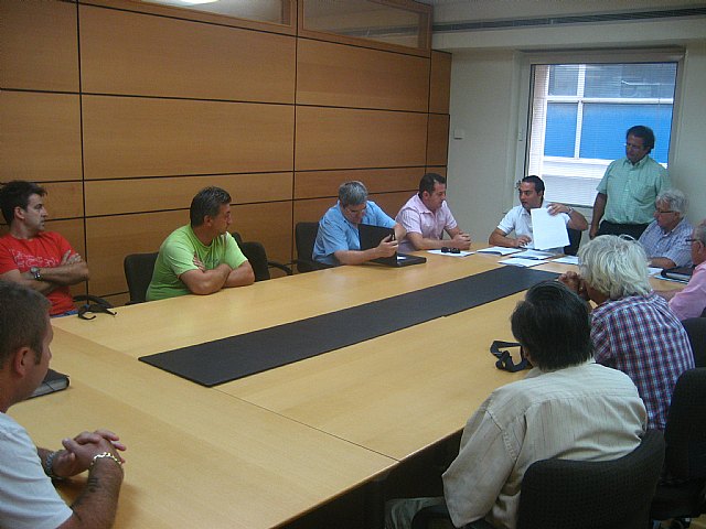 En la imagen, el concejal de Fiestas, rafael Gómez, junto a los feriantes durante el sorteo de novedades