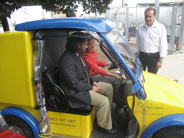 En la imagen la concejal Mtnez-Cachá conduce un vehículo eléctrico en la Universidad de Murcia junto al vicerrector Guillermo Díaz y el gerente de la empresa Comarth José Antonio Martínez.