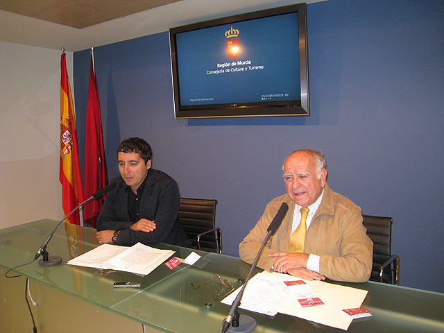 El consejero de Cultura y Turismo, Pedro Alberto Cruz, y el presidente de la Asociación Pro Música de la Región de Murcia, Octavio de Juan