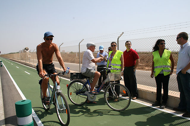 Foto de archivo de la visita de la directora general de Transportes y Puertos, Carmen Sandoval, al carril bici de La Ribera, de reciente construcción