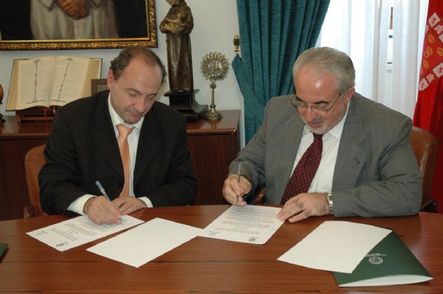 El presidente de la UCAM, José Luis Mendoza, y el secretario general del COITT, José Javier Medina