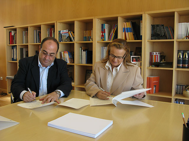 La directora general de Turismo, Marina García, fima un convenio de colaboración con el presidente de ASSIDO Murcia, José Egea