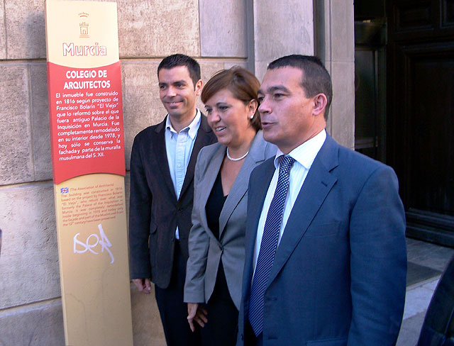 Los ediles socialistas Mª José Alarcón, José Manuel Abellán y Marcos Ros, en la puerta del colegio de Arquitectos de Murcia, tras la reunión mantenida con su decano