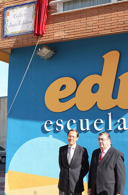 En la foto, el Alcalde, Miguel Ángel Cámara, junto al homenajeado, Jesús Esteban, instantes después de descubrir la placa