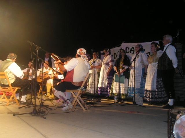 El Grupo de Coros y Danzas Ermita Nueva Peña El Cuartillo en un momento de su actuación en el I Festival de Folklore La Cebolla, celebrado en San Vicente de Alcántara (Badajoz).