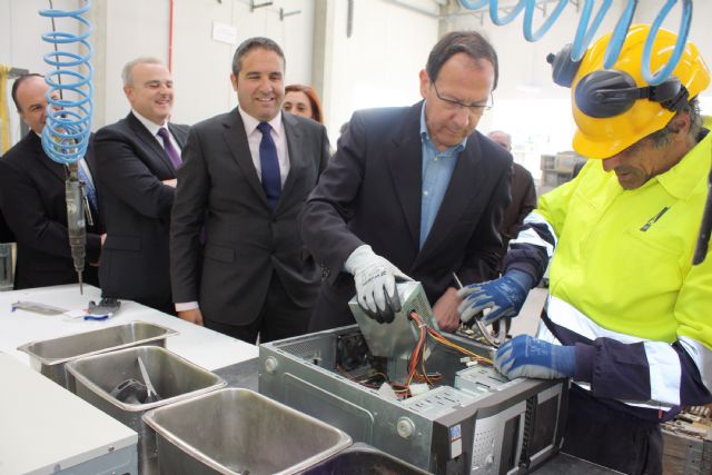 El Alcalde inaugura la primera planta de la región para el tratamiento de residuos electrónicos