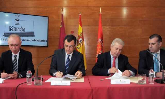 Ballesta firma un convenio con la Asociación Murciana de Empresas de Publicidad Exterior para retirar más de 400 vallas publicitarias y mejorar la imagen del municipio