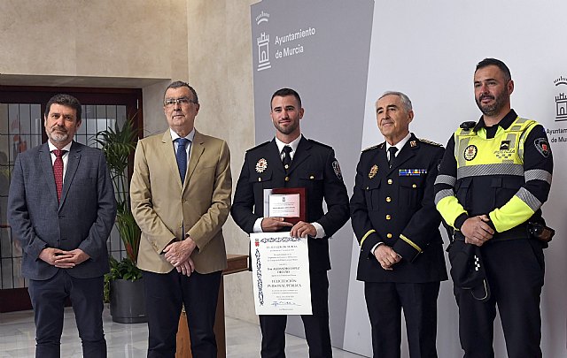 Murcia reconoce la labor y profesionalidad del Policía Local que salvó la vida de una persona impedida en un incendio