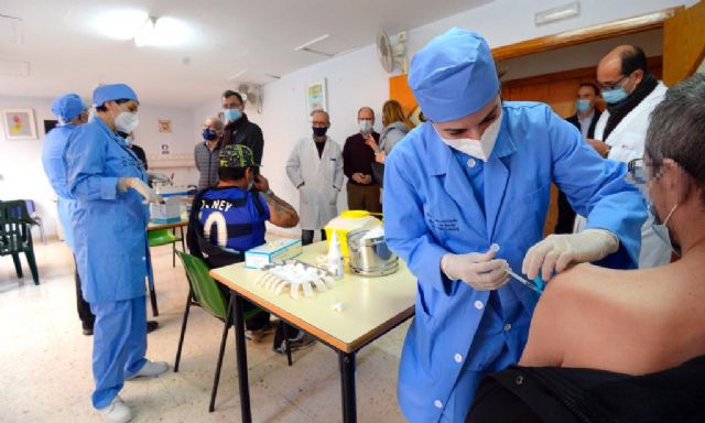El Ayuntamiento vacuna contra la Covid-19 a 60 trabajadores y usuarios de Jesús Abandonado