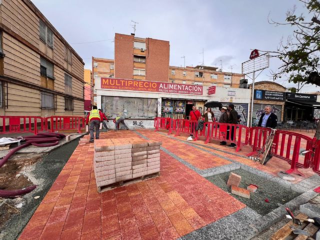 El Ayuntamiento renueva 450 metros cuadrados de aceras en la avenida Primero de Mayo
