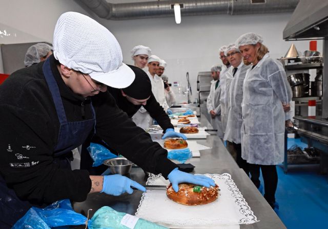 Niños murcianos decorarán 350 roscones elaborados por la Escuela de Hostelería Murcia Emplea