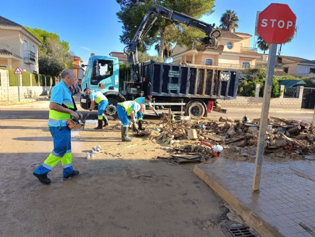 La corriente de solidaridad del Ayuntamiento de Murcia desembarca en Valencia para ayudar a los municipios afectados por la DANA