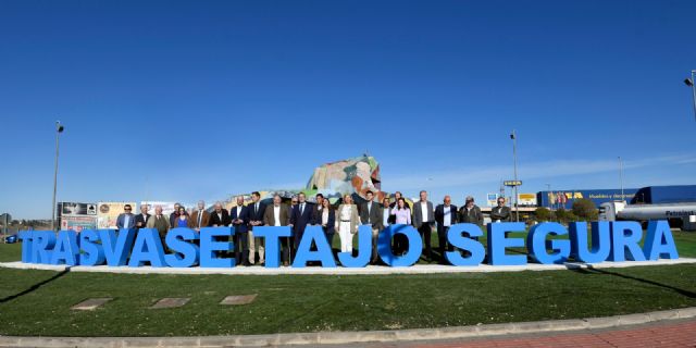 El nombre del Trasvase Tajo-Segura ya luce en una las principales entradas a Murcia