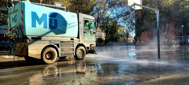 Más concienciación ciudadana: los servicios de limpieza recogen en el Bando de la Huerta tres toneladas menos de residuos