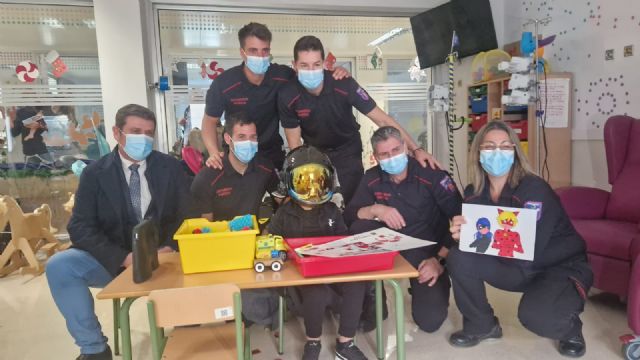 Bomberos del SEIS vistan a los niños ingresados en el materno infantil del hospital Virgen de la Arrixaca