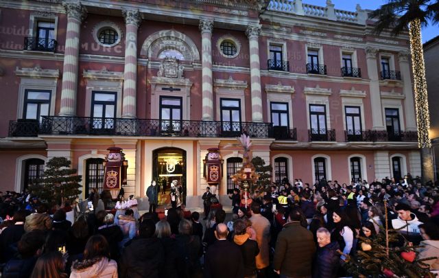 Murcia recibe al Emisario de los Reyes Magos que anuncia a los más pequeños la llegada de Sus Majestades