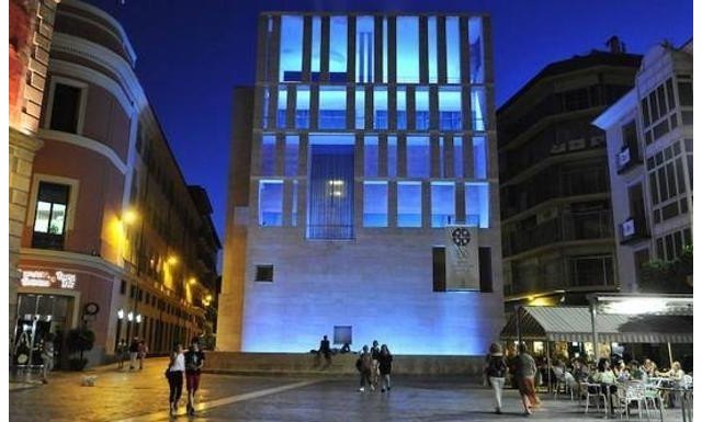 La ciudad de Murcia se ilumina de color azul turquesa