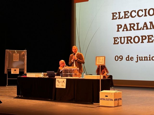 El Servicio de Estadística imparte charlas formativas a los miembros de las 533 mesas electorales del 9-J en el municipio de Murcia