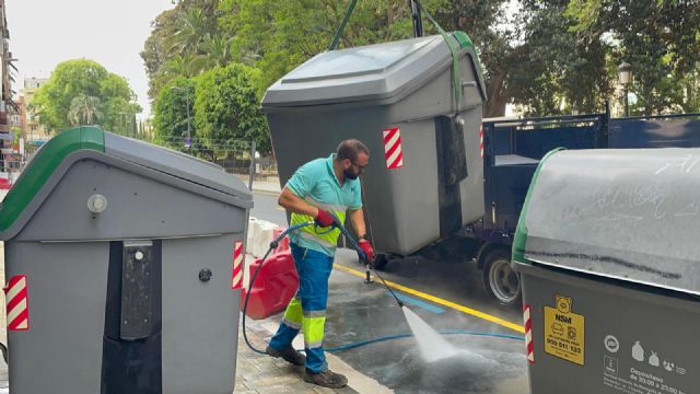 El plan de choque de limpieza del Proyecto Recupera llega al Barrio del Carmen para adecentar sus calles, plazas y jardines