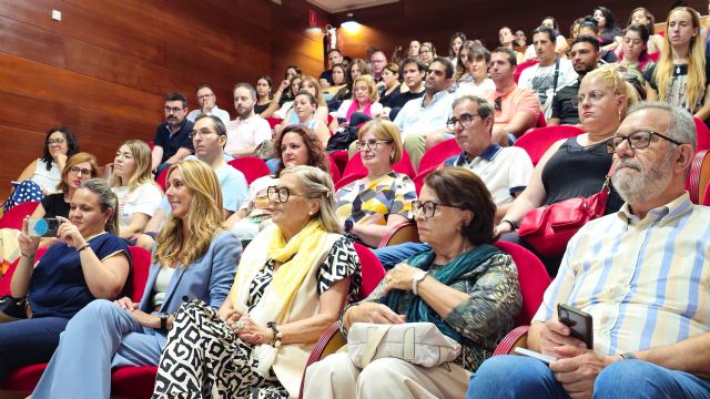 Decenas de personas asisten a la Mesa Redonda sobre trabajo y salud mental organizada dentro de los actos organizados por el Ayuntamiento