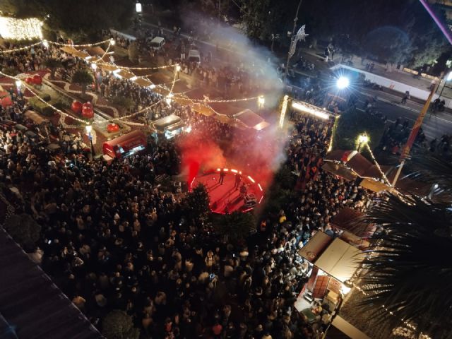 Miles de murcianos disfrutan en la Glorieta con la fantasía del estreno del Cuento de Navidad