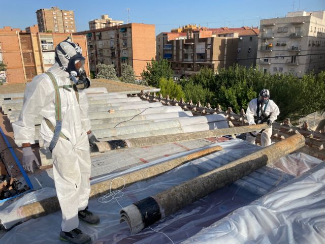 El Ayuntamiento de Murcia culmina con éxito la eliminación de 5.000 m2 de fibrocemento en 12 centros educativos antes del inicio de curso