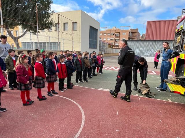 52 Alumnos del CEIP Marco de Puente Tocinos reciben la visita del cuerpo de bomberos