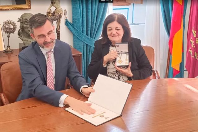 La presidenta de la UCAM recibe el 'Serge Lazareff' que la OTAN otorgó a José Luis Mendoza