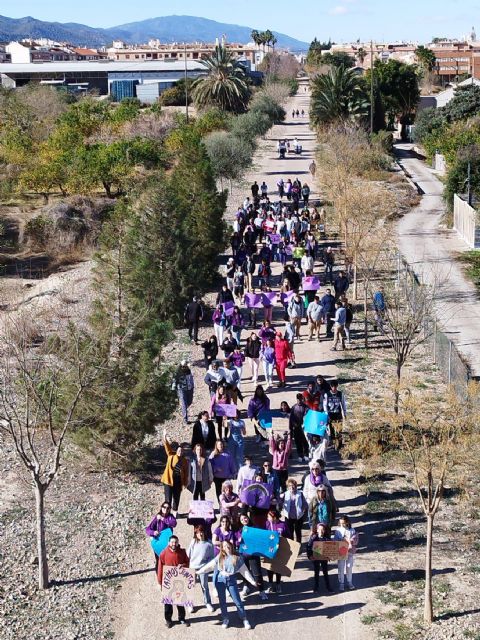 Beniaján conmemora el 8M plantando árboles dedicados a mujeres referentes de su comunidad