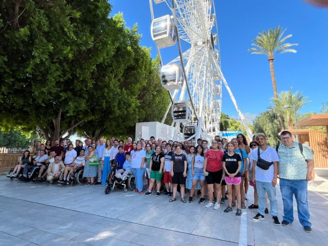 La Gran Noria Panorámica ofrece una experiencia totalmente accesible para todos los murcianos en la Feria de Murcia