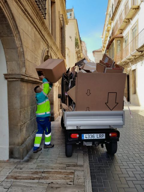 El dispositivo especial de limpieza recoge más de 127.000 kilos de cartón y papel tras el Día de Reyes