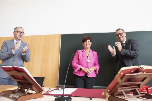 Carmen Robles toma posesión como decana de Medicina de la Universidad de Murcia