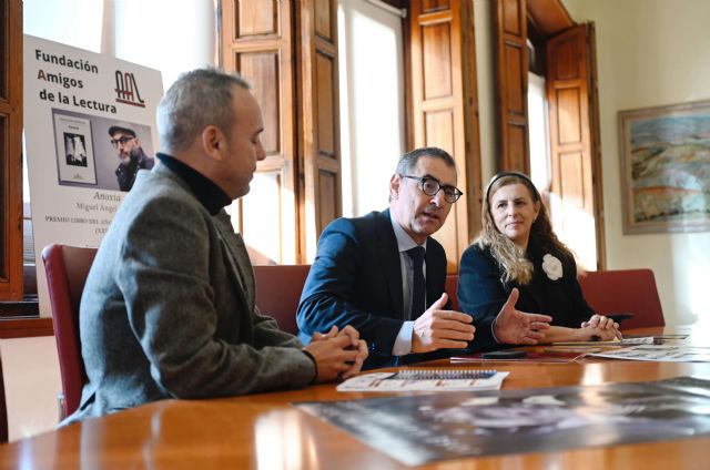 Anoxia de Miguel Ángel Hernández gana el premio Libro del Año Región de Murcia 2023