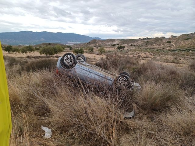 Rescatada la conductora de un vehículo que ha volcado en la carretera RM-C19, cerca de Cañada Hermosa