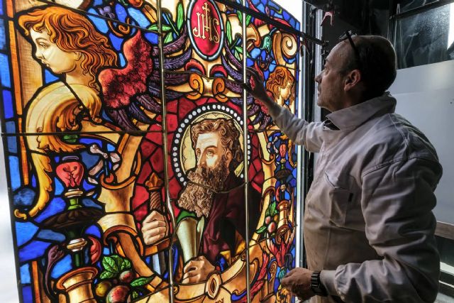 Las vidrieras de la fachada de la Catedral, a pie de calle