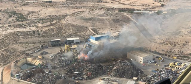 Incendio en una planta de reciclaje en Cañada Hermosa, Murcia