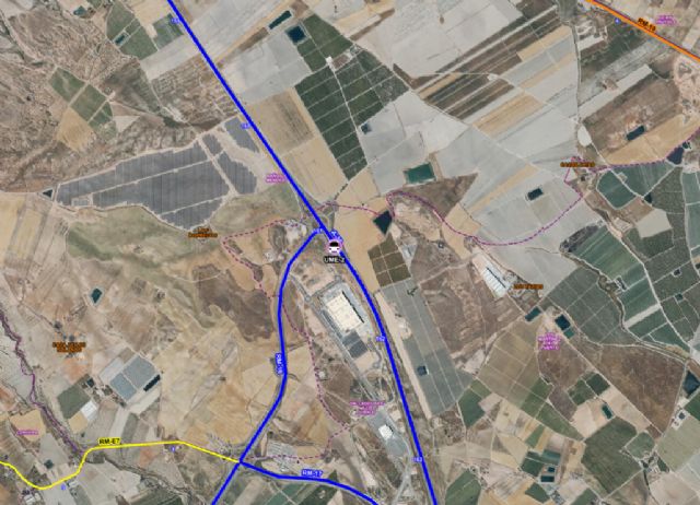 Trasladan al hospital a dos varones heridos al colisionar frontalmente dos turismos en la autovía A-30, Murcia