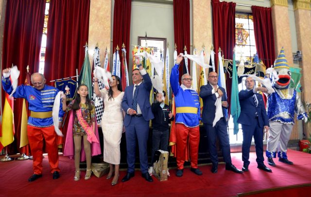 La presentación del Gran Pez y Doña Sardina da inicio a la programación de actividades de la Agrupación Sardinera