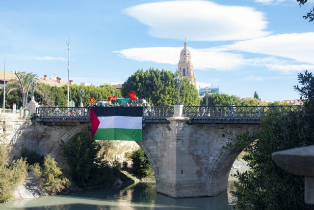 La solidaridad comunista ondea en favor del pueblo palestino sobre el río Segura