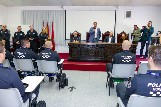 El Alcalde Serrano da la bienvenida a los 58 aspirantes a agente de Policía Local de Murcia que comienzan hoy la academia