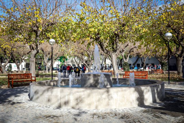 Ainhoa Sánchez visita la remodelada fuente ornamental del jardín de San Basilio