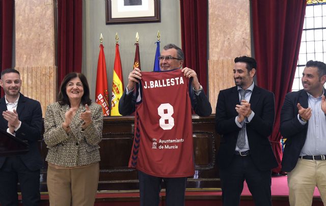 El UCAM Murcia hace parada en la Glorieta antes de poner rumbo a la Copa del Rey de baloncesto en Málaga