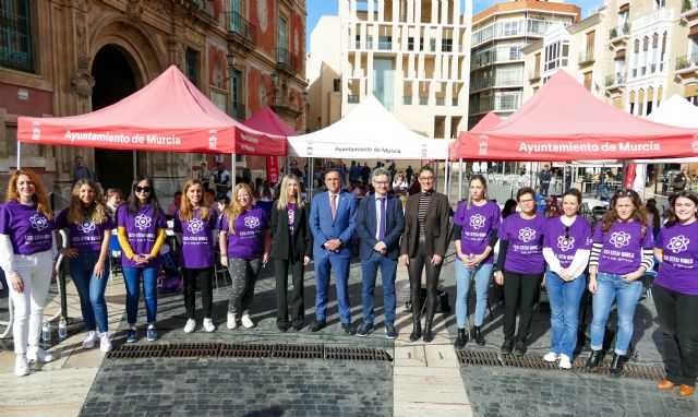 Murcia potencia la vocación científica y tecnológica de las más pequeñas con una jornada al aire libre en la Plaza Belluga