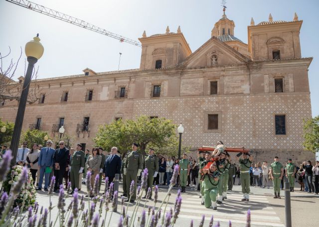 La Brigada Paracaidista procesiona con el Cristo Universitario de la Salud en la UCAM