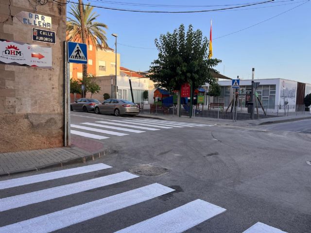 El Ayuntamiento de Murcia mejora la seguridad vial con el plan especial de repintado de la señalización en los entornos escolares