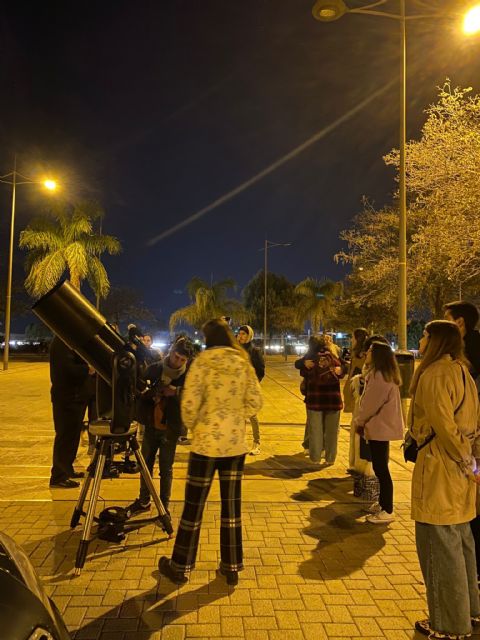 Más de 30 jóvenes aprenden astronomía urbana gracias al programa municipal de ocio y tiempo libre Redes