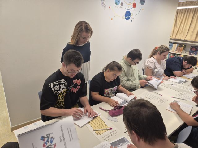 La Red Municipal de Bibliotecas de Murcia colabora de forma activa en una Murcia más inclusiva a través de sus Clubes de Lectura Fácil