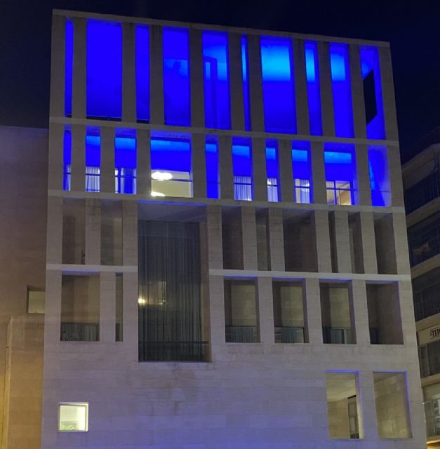 El edificio Moneo, el Cauce del Río, el Palacio Almudí y el Paseo Alfonso X se iluminan de rosa y azul por el Día Internacional de la Muerte Perinatal