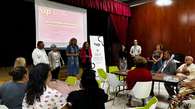 Los vecinos del Barrio del Progreso participan en un taller de buenas prácticas en la cocina tradicional murciana