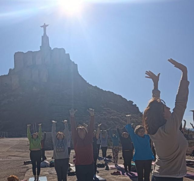 Comienzan las actividades de yoga en el entorno de las Fortalezas del Rey Lobo y la ruta Guardianes de la Huerta